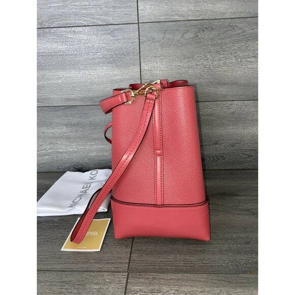 Michael Kors - Pebbled Leather Shoulder Bag - Light Berry Sorbet drawstring bag main image 8
